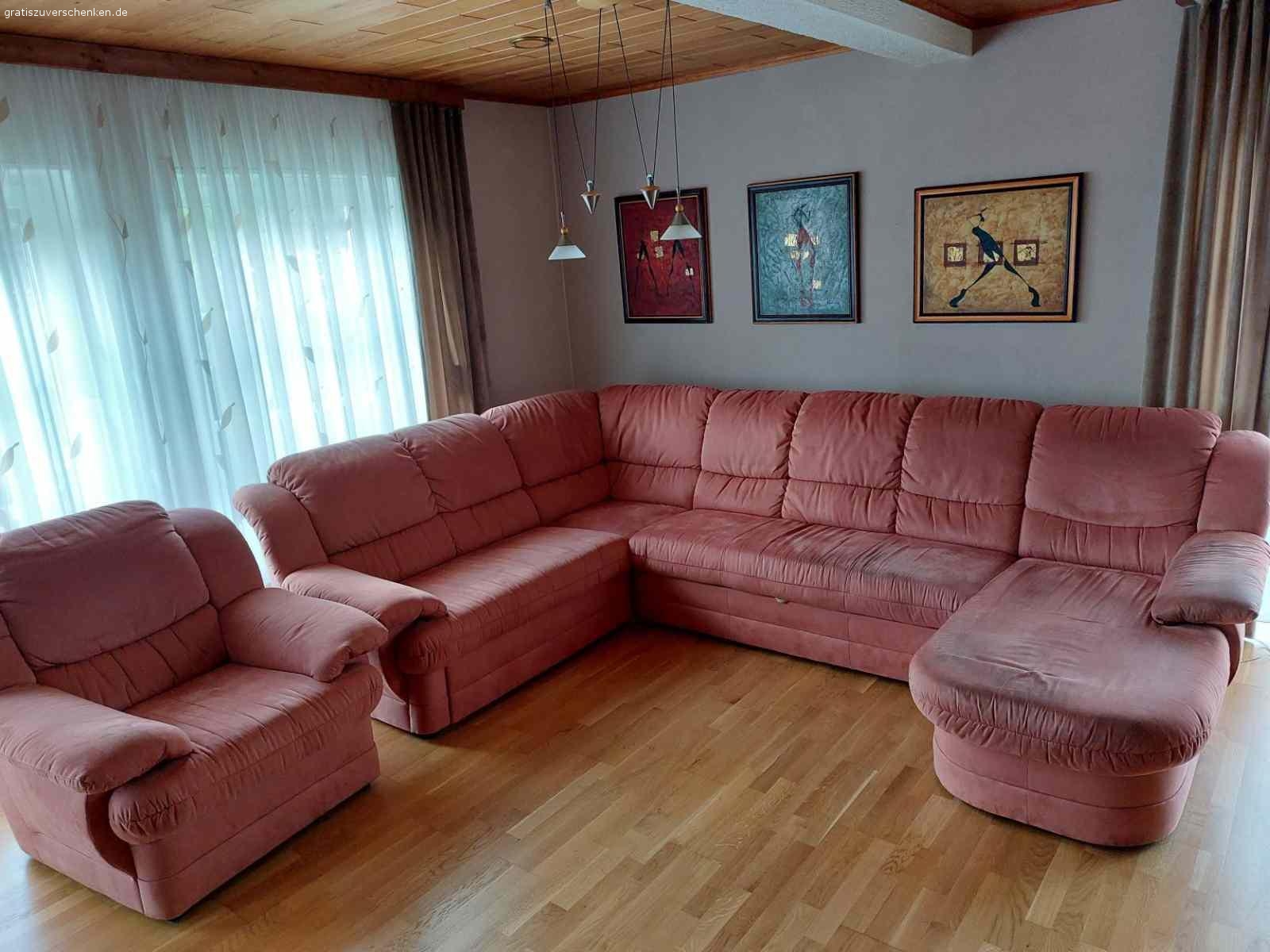 Bettsofa Garnitur. Wir sind eben umgezogen und der Bettsofa Garnitur passt nicht in unser neuen Wohnzimmer.  Ein Teil habe ich schon entsorgt (die Rechte Teil im Bild) da er nicht mehr in Ordnung war. Die Kompletten Garnitur ist aber noch vollkommen in Ordnung.  Die Bettsofa Maße im Winkelformat sind: 2060 X 2020 X 940 Breit und 940 Hoch. Die Sessel Maße sind: 960 X 940 X 940 Hoch