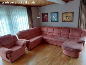 Bettsofa Garnitur. Wir sind eben umgezogen und der Bettsofa Garnitur passt nicht in unser neuen Wohnzimmer.  Ein Teil habe ich schon entsorgt (die Rechte Teil im Bild) da er nicht mehr in Ordnung war. Die Kompletten Garnitur ist aber noch vollkommen in Ordnung.  Die Bettsofa Maße im Winkelformat sind: 2060 X 2020 X 940 Breit und 940 Hoch. Die Sessel Maße sind: 960 X 940 X 940 Hoch