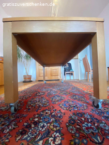 Biete Holztisch 180 mal 80 cm. Biete Holztisch an Selbstabholer in Moabit