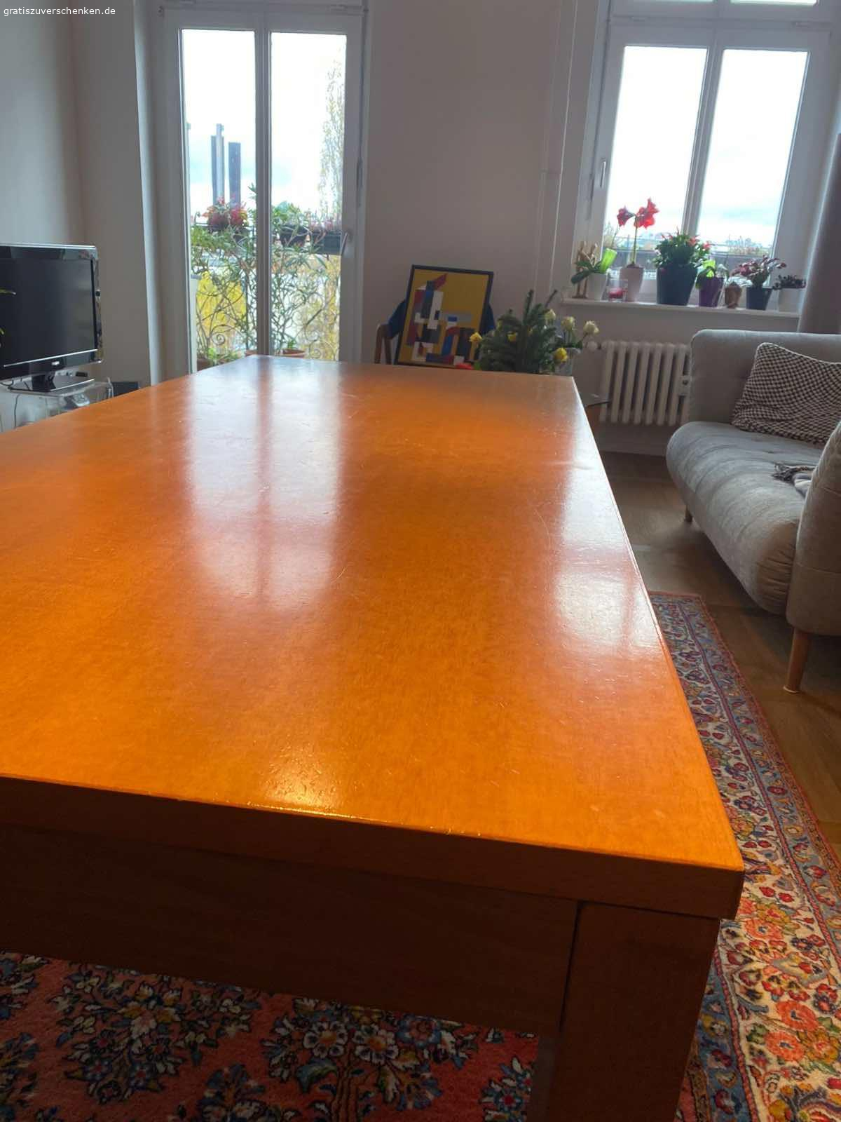 Biete Holztisch 180 mal 80 cm. Biete Holztisch an Selbstabholer in Moabit