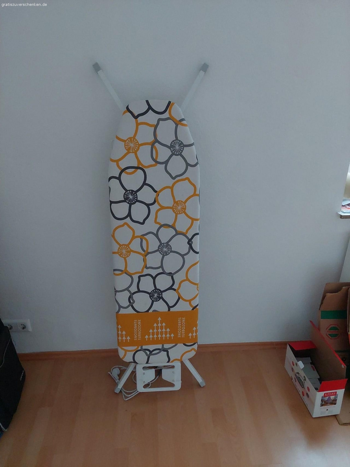 Bügelbrett zu verschenken. Ich ziehe aus meiner Wohnung in eine WG und brauche daher mein Bügelbrett nicht mehr, ist 120 cm lang
