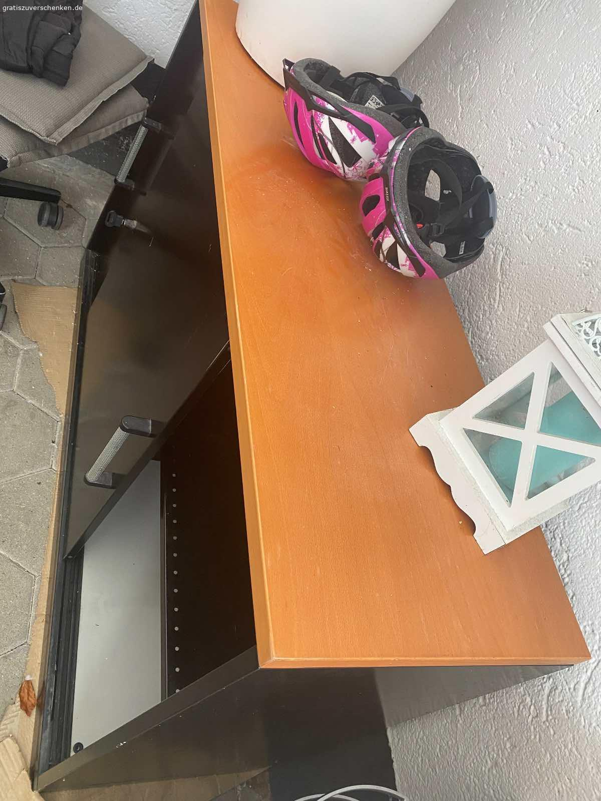 Büroschreibtisch. Zu verschenken wäre ein Büroschreibtisch in L-Form mit Rollcontainer und Sideboard