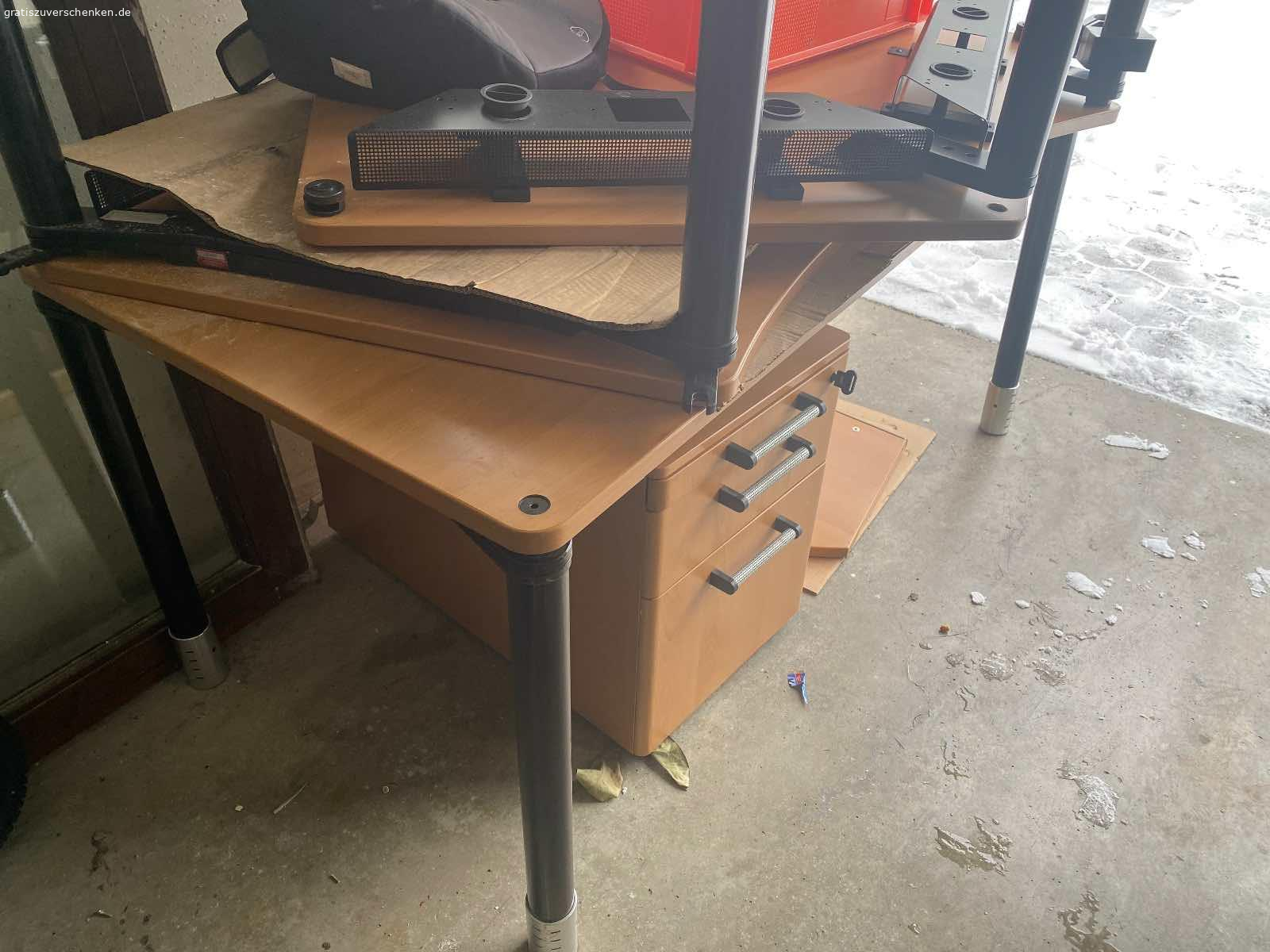 Büroschreibtisch. Zu verschenken wäre ein Büroschreibtisch in L-Form mit Rollcontainer und Sideboard