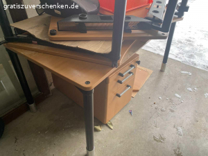 Büroschreibtisch. Zu verschenken wäre ein Büroschreibtisch in L-Form mit Rollcontainer und Sideboard