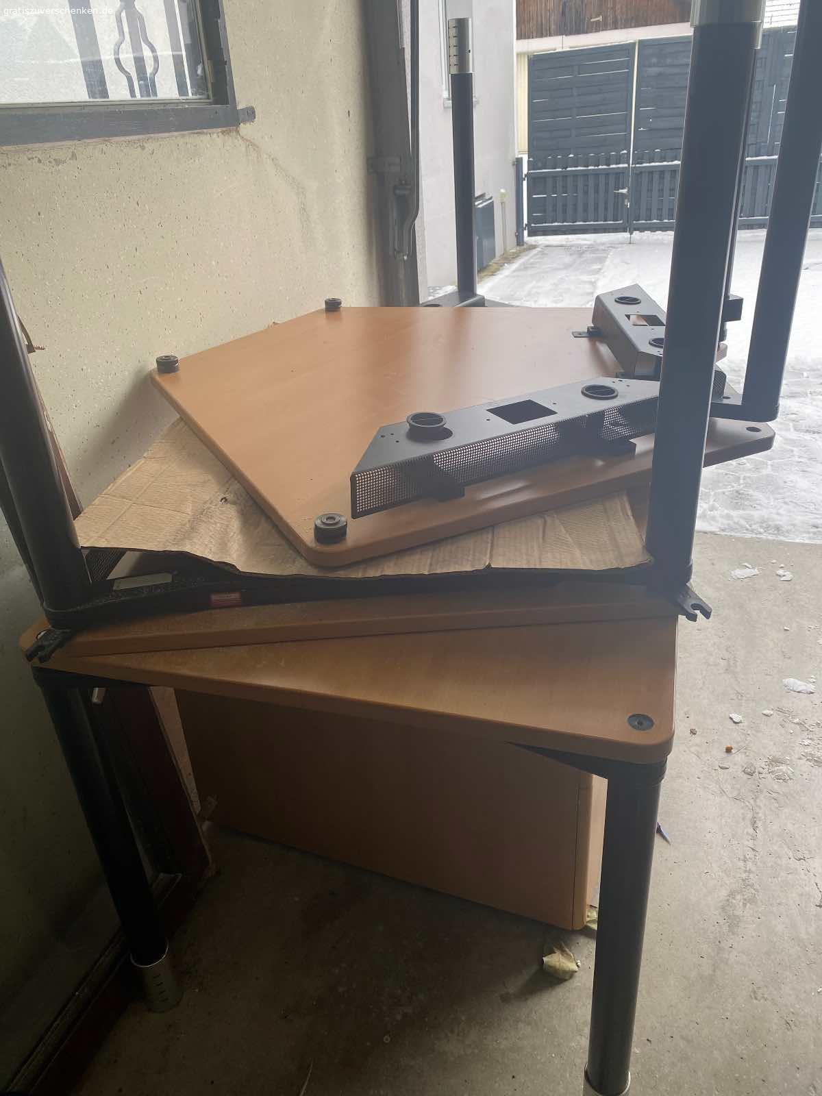 Büroschreibtisch. Zu verschenken wäre ein Büroschreibtisch in L-Form mit Rollcontainer und Sideboard