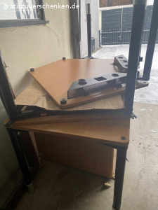 Büroschreibtisch. Zu verschenken wäre ein Büroschreibtisch in L-Form mit Rollcontainer und Sideboard