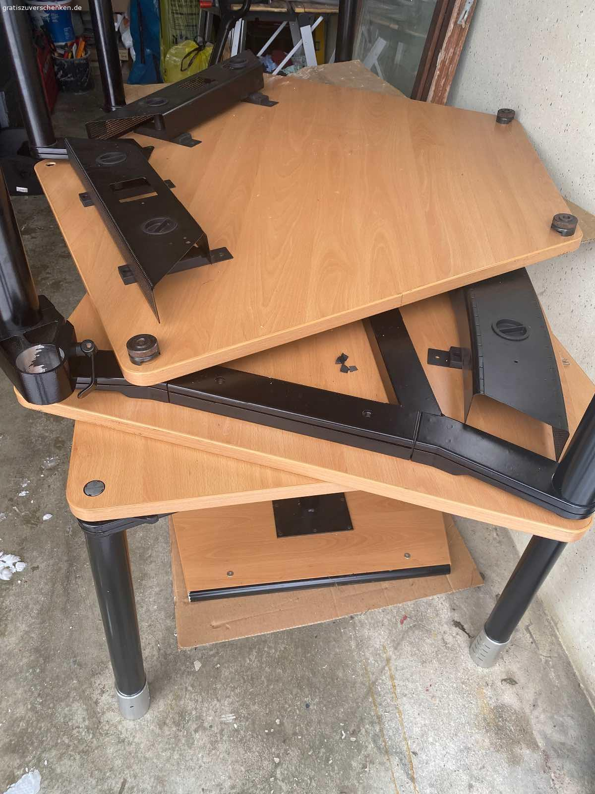 Büroschreibtisch. Zu verschenken wäre ein Büroschreibtisch in L-Form mit Rollcontainer und Sideboard