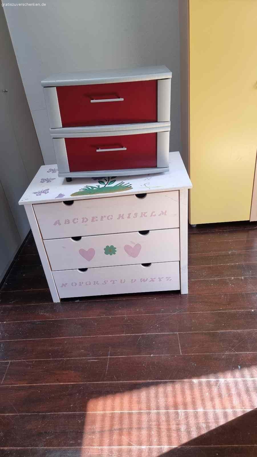 Couch, Kinder Schreibtisch und Schrank. Zu verschenken