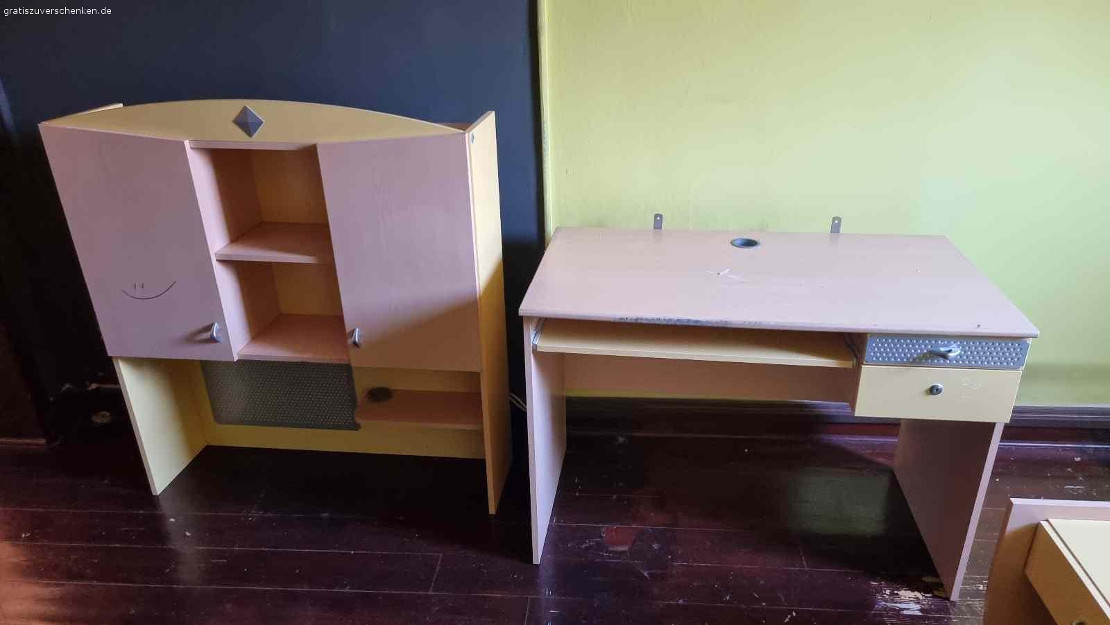 Couch, Kinder Schreibtisch und Schrank. Zu verschenken