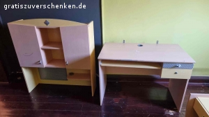 Couch, Kinder Schreibtisch und Schrank. Zu verschenken