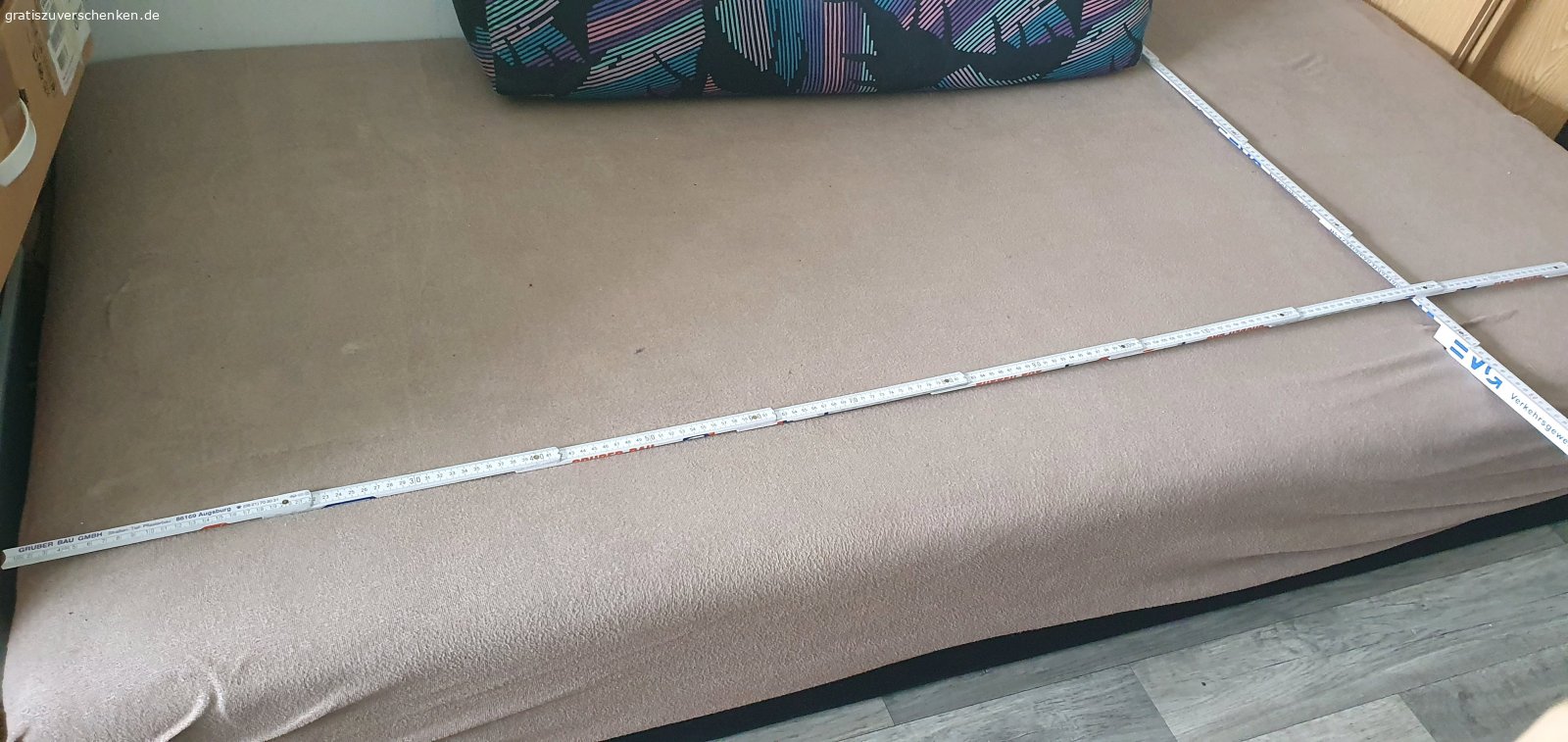 Couch mit Bettkasten. Wegen des Umzugs verschenken wir eine gemusterte Schlafcoch mit Bettkasten.
Maße 190 x 90 cm - siehe Bilder
2 Bilder sind mit einem braunen Überzug abgebildet.

Nur Abholung!