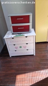 Couch, Schränke, Arbeitstisch. Bis 14.06.2022 abholen