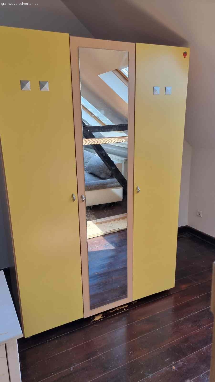 Couch, Schränke, Arbeitstisch. Bis 14.06.2022 abholen