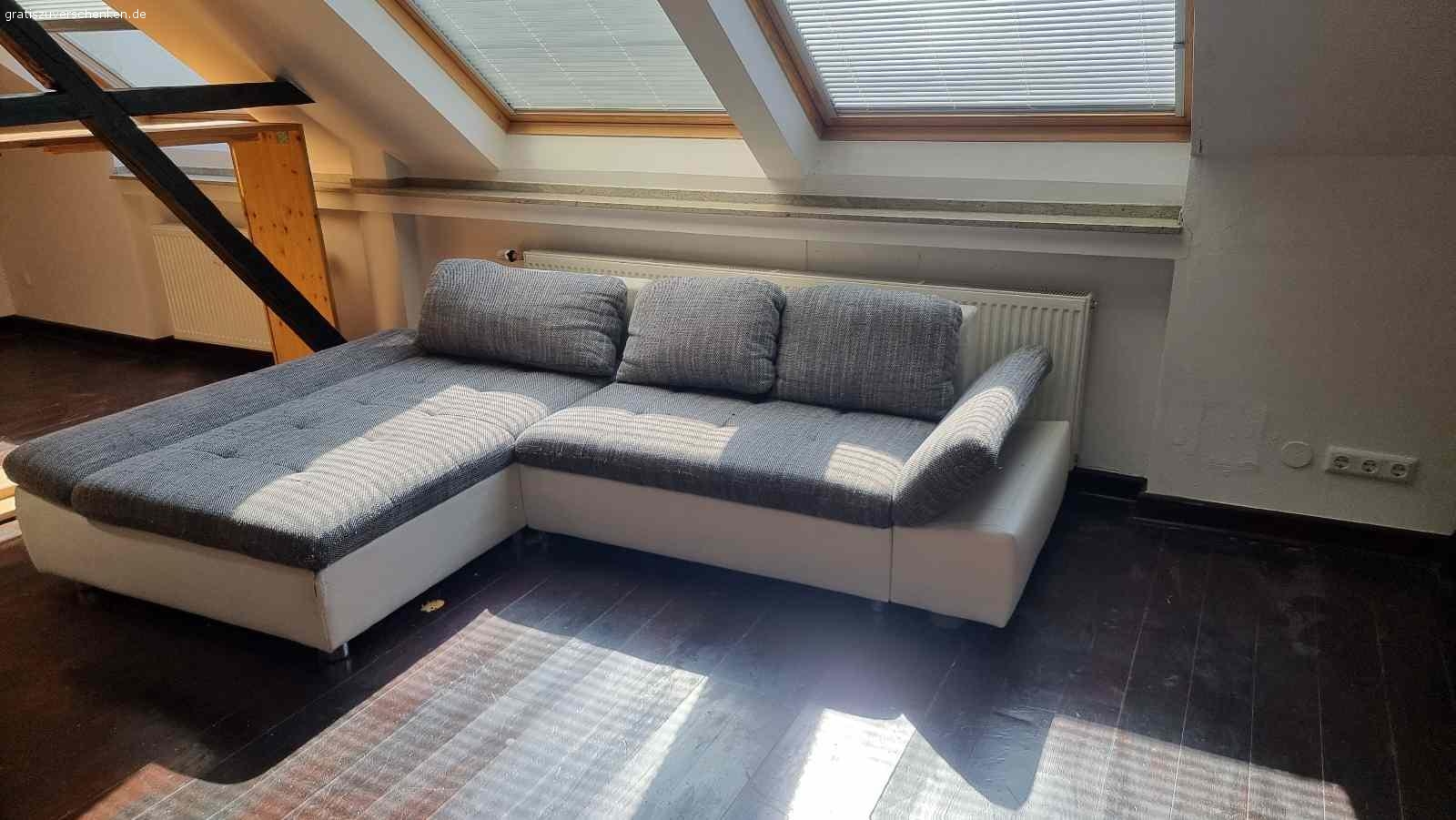 Couch, Schränke, Arbeitstisch. Bis 14.06.2022 abholen