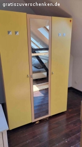 Couch, Schränke, Arbeitstisch. Bis 14.06.22 abholen