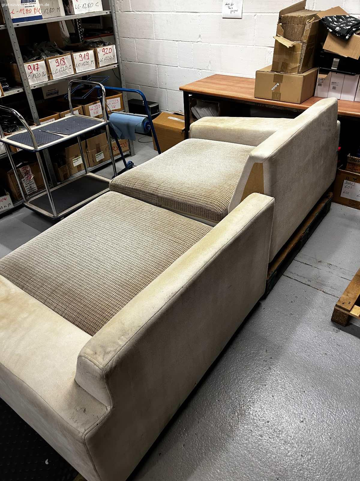 Couch zu verschenken. DIE COUCH STEHT AUF DEM ERSTEN BILD EINSEITG AUF EINER PALETTE. NORMALERWEISE SIND BEIDE SEITEN GLEICH HOCH!

Gut gebrauchte Couch zu verschenken
Nur an Selbstabholer
Maße: 2.30 lang/ 1.25 breit
Hat einen Riss an der Unterseite welcher mit panzertape geklebt wurde
Inkl Dekokissen mit grauen Bezügen