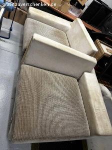 Couch zu verschenken. DIE COUCH STEHT AUF DEM ERSTEN BILD EINSEITG AUF EINER PALETTE. NORMALERWEISE SIND BEIDE SEITEN GLEICH HOCH!

Gut gebrauchte Couch zu verschenken
Nur an Selbstabholer
Maße: 2.30 lang/ 1.25 breit
Hat einen Riss an der Unterseite welcher mit panzertape geklebt wurde
Inkl Dekokissen mit grauen Bezügen