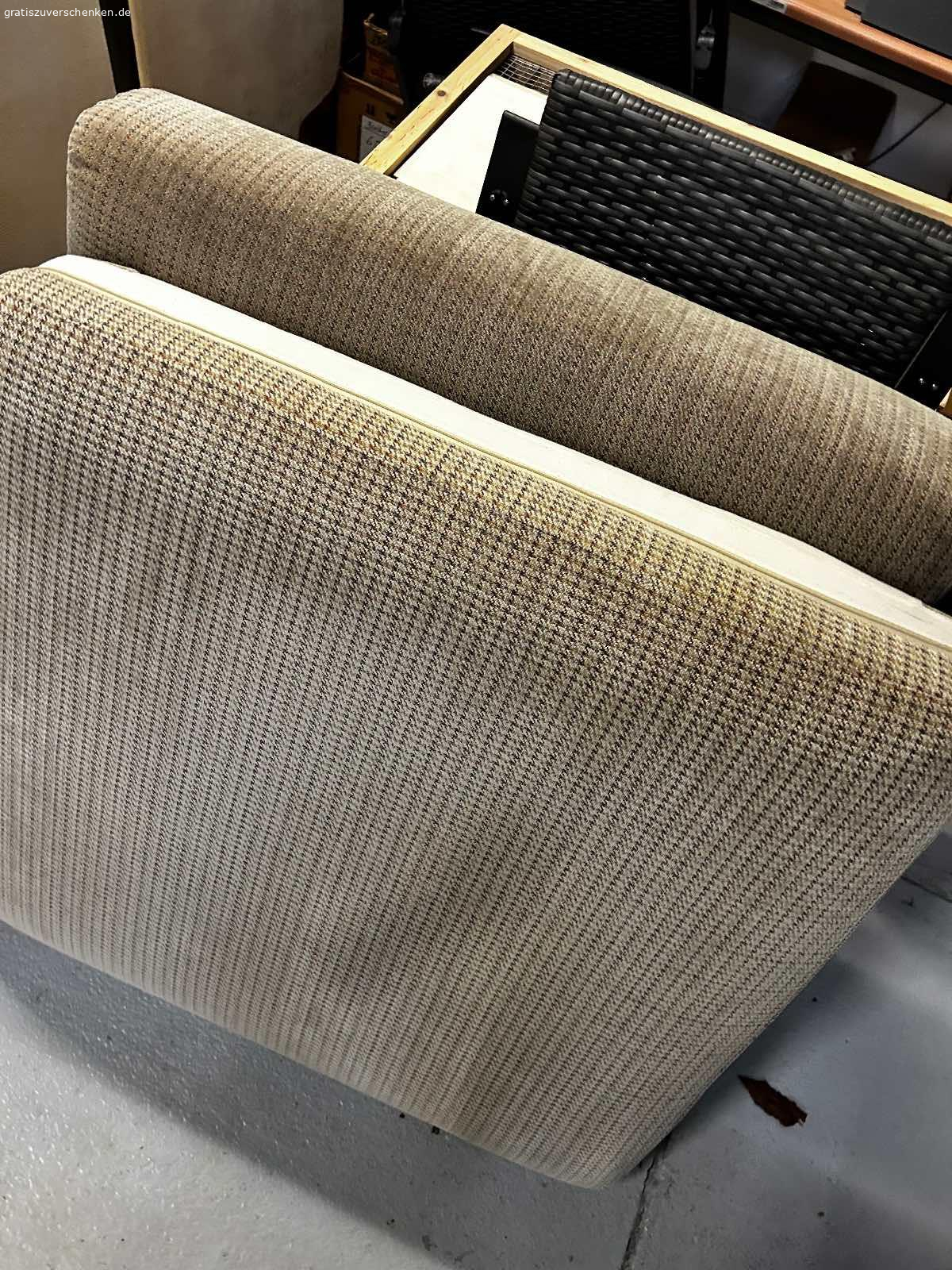 Couch zu verschenken. DIE COUCH STEHT AUF DEM ERSTEN BILD EINSEITG AUF EINER PALETTE. NORMALERWEISE SIND BEIDE SEITEN GLEICH HOCH!

Gut gebrauchte Couch zu verschenken
Nur an Selbstabholer
Maße: 2.30 lang/ 1.25 breit
Hat einen Riss an der Unterseite welcher mit panzertape geklebt wurde
Inkl Dekokissen mit grauen Bezügen