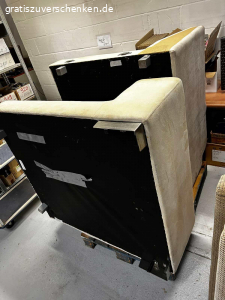 Couch zu verschenken. DIE COUCH STEHT AUF DEM ERSTEN BILD EINSEITG AUF EINER PALETTE. NORMALERWEISE SIND BEIDE SEITEN GLEICH HOCH!

Gut gebrauchte Couch zu verschenken
Nur an Selbstabholer
Maße: 2.30 lang/ 1.25 breit
Hat einen Riss an der Unterseite welcher mit panzertape geklebt wurde
Inkl Dekokissen mit grauen Bezügen