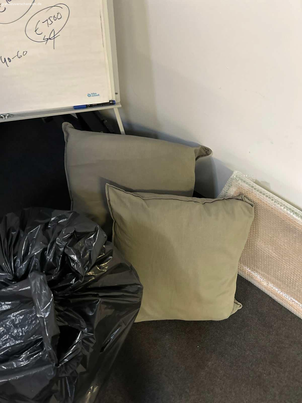 Couch zu verschenken. DIE COUCH STEHT AUF DEM ERSTEN BILD EINSEITG AUF EINER PALETTE. NORMALERWEISE SIND BEIDE SEITEN GLEICH HOCH!

Gut gebrauchte Couch zu verschenken
Nur an Selbstabholer
Maße: 2.30 lang/ 1.25 breit
Hat einen Riss an der Unterseite welcher mit panzertape geklebt wurde
Inkl Dekokissen mit grauen Bezügen