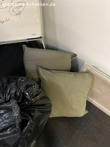 Couch zu verschenken. DIE COUCH STEHT AUF DEM ERSTEN BILD EINSEITG AUF EINER PALETTE. NORMALERWEISE SIND BEIDE SEITEN GLEICH HOCH!

Gut gebrauchte Couch zu verschenken
Nur an Selbstabholer
Maße: 2.30 lang/ 1.25 breit
Hat einen Riss an der Unterseite welcher mit panzertape geklebt wurde
Inkl Dekokissen mit grauen Bezügen