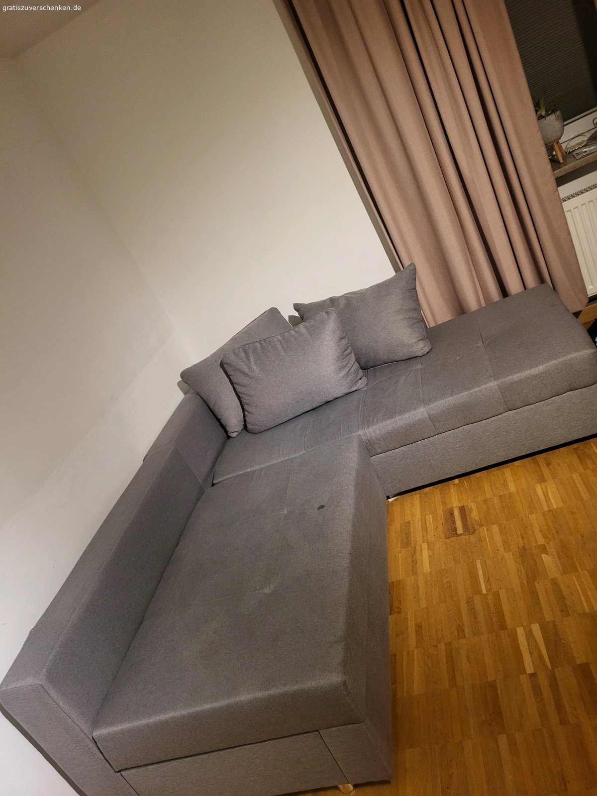 couch. Couch ist zu verschenken ist grau ist schon ein bisschen älter wie man auf dem Foto sieht da ist ein kleiner Fleck aber dann kriege ich nicht merh weg und man kann sie auch ausziehen  wenn man sie aufmacht kommt ab und zu mal ein kleiner Spalt in der Mitte die Kissen würde ich auch mit verschenken wieder drauf sind    würde mich freuen wenn sich einer melden tut mit freundlichen grüßen victoria  nur abholen