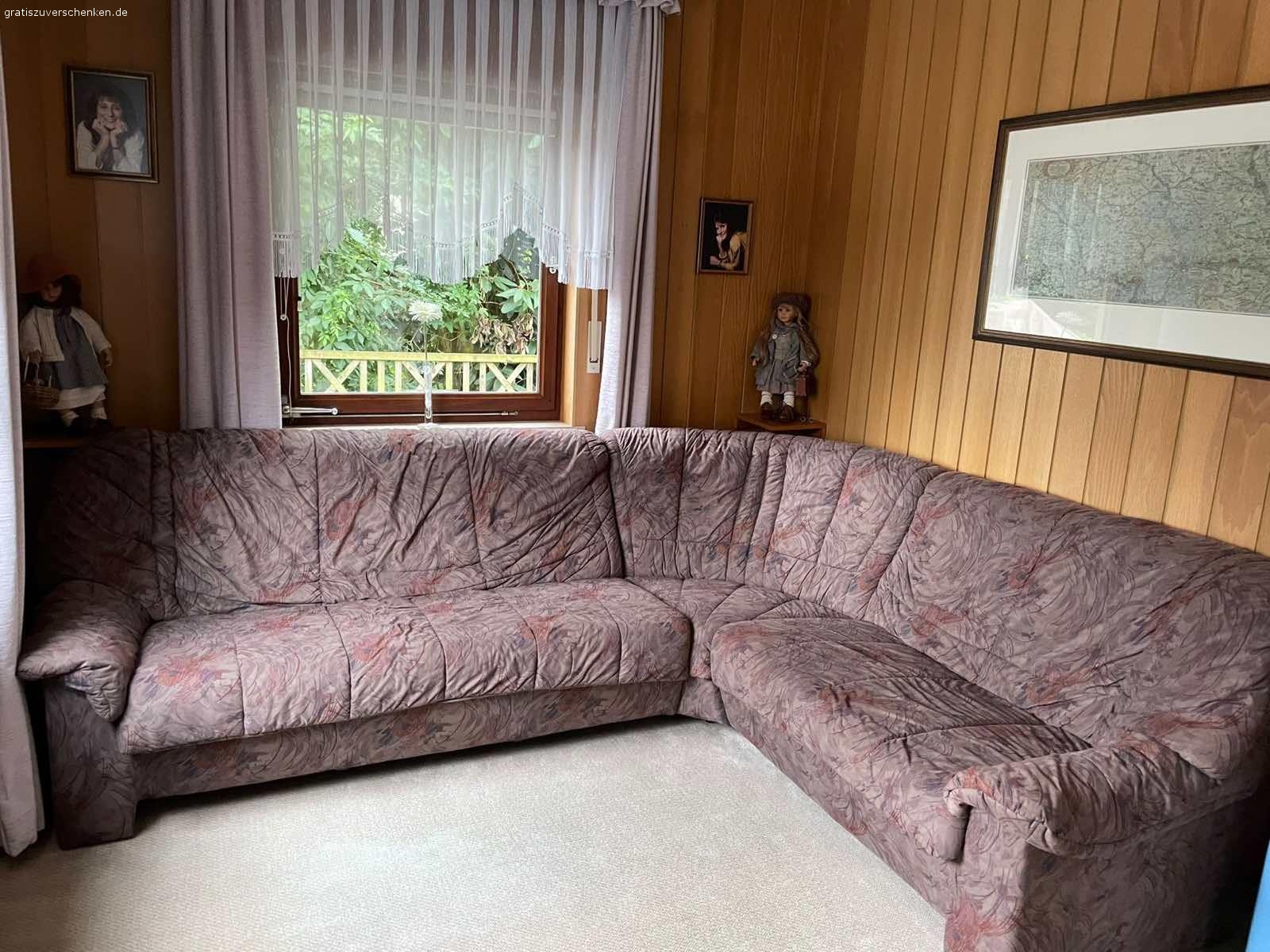 Couchgarnitur /  Sofa zu verschenken. sehr gut gepflegtes
und wenig benutzes Sofa
Nichtraucher und Tierfreier Haushalt

Privatverkauf - keine Garantie…