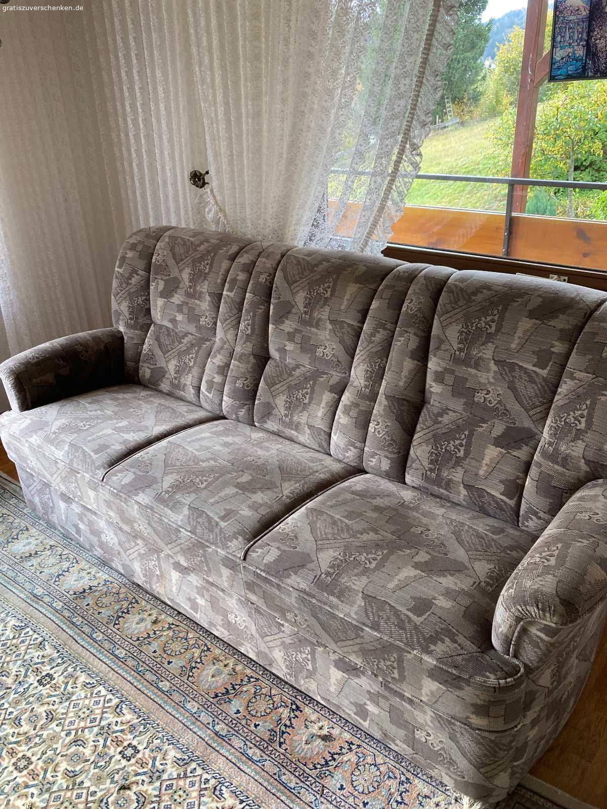 Couchgarnitur zu verschenken. Verschenke an Selbstabholer ein Sofa, 3-Sitzer, ca. 200 cm breit und einen Sessel, ca. 80cm breit.
Alles in sehr gutem Zustand!