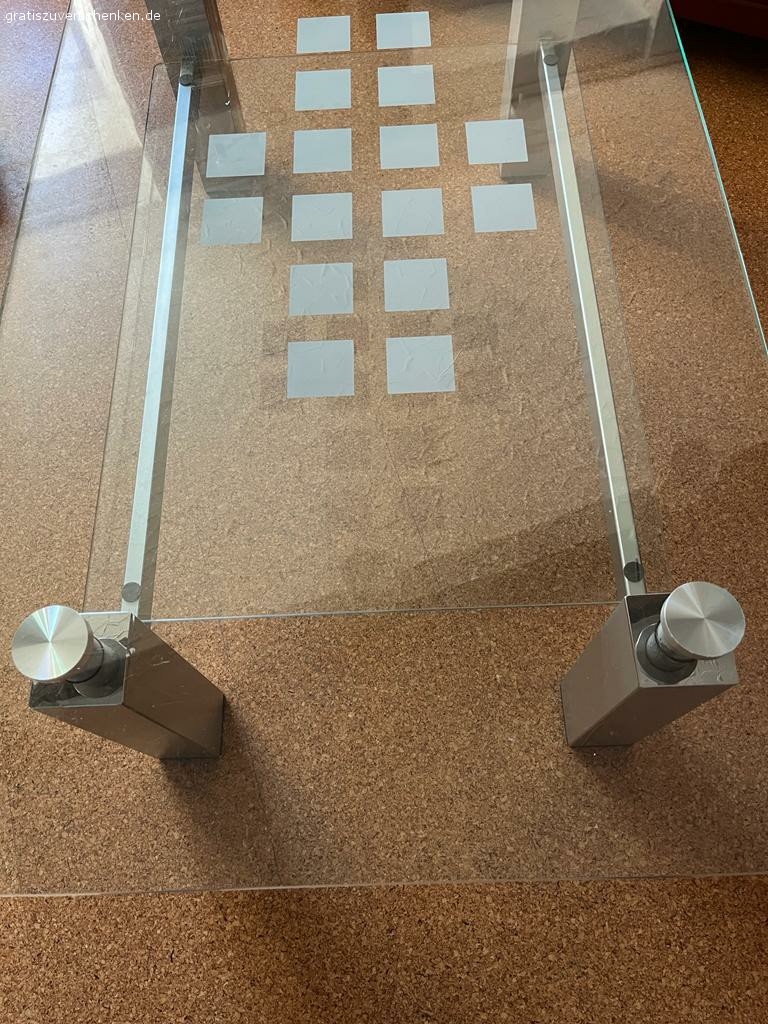 Couchtisch zu verschenken. NUR AN SELBSTABHOLER!

Verschenke großen gebrauchten Couchtisch mit leichten Gebrauchsspuren (Kratzer auf Glasplatte und am Metallgestell). 
Maße LxBxH: 130x70x43 cm
