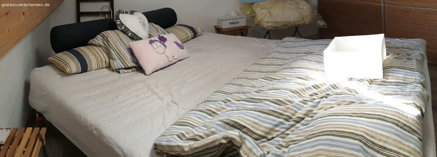 Designer Bett. Bett mit Rollen und zwei Nackenstützen, 160x200 breit, guter Zustand, zu verschenken, 10 Minuten von Perl, französische Seite. An Selbstabholer.
