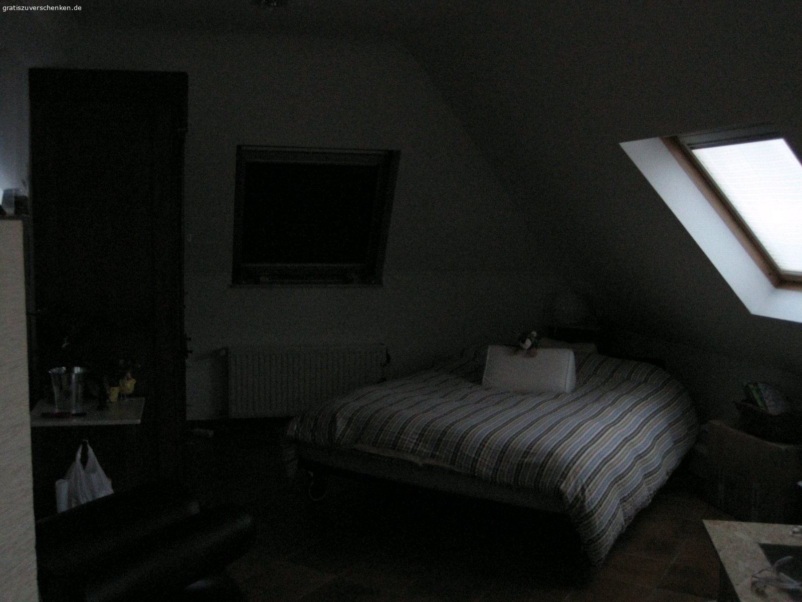 Designer Bett. Bett mit Rollen und zwei Nackenstützen, 160x200 breit, guter Zustand, zu verschenken, 10 Minuten von Perl, französische Seite. An Selbstabholer.
