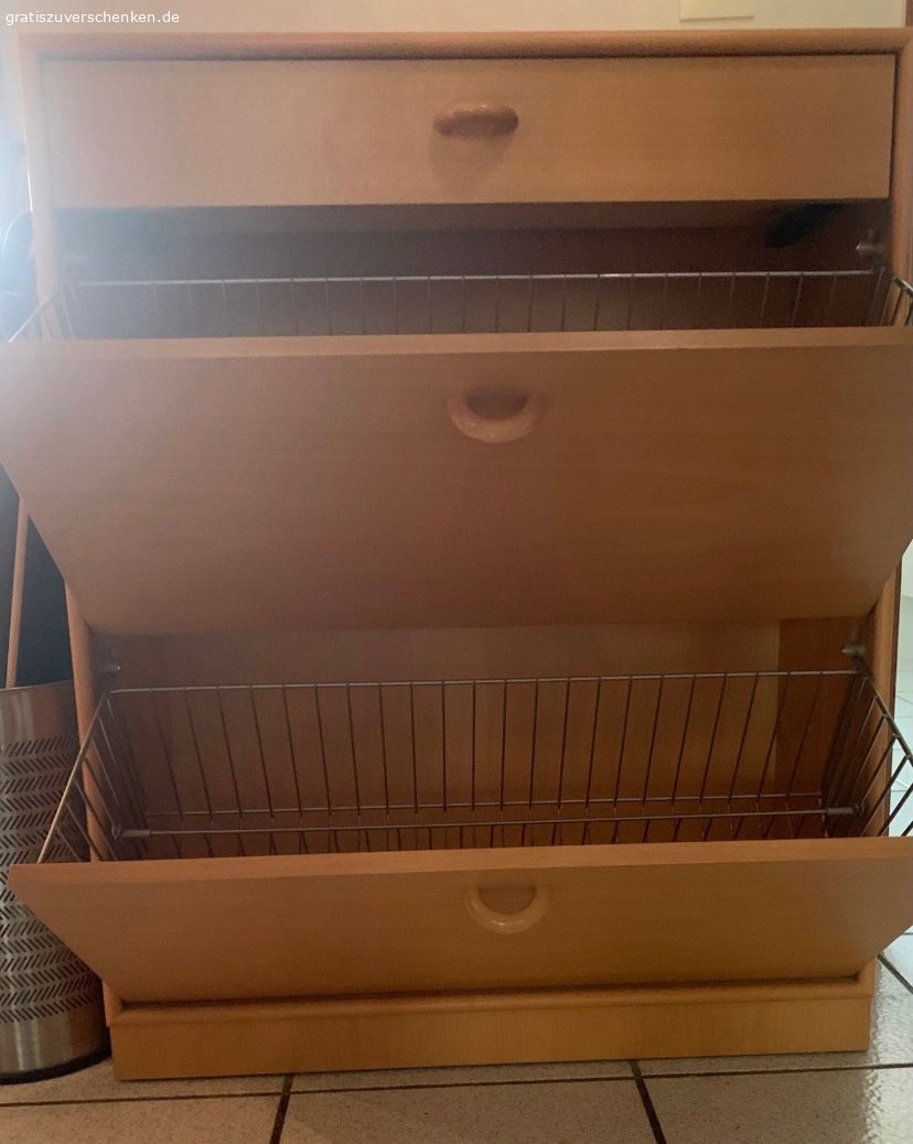 Diele-Eckschrank-Schuhschrank-Kommode. Biete Eckschrank, Schenkelmaß 60x60cm ca.206cm hoch, Schuhschrank und Kommode. Holz:Buche
Alles sofort zum ABHOLEN spätestens bis 14.9.26