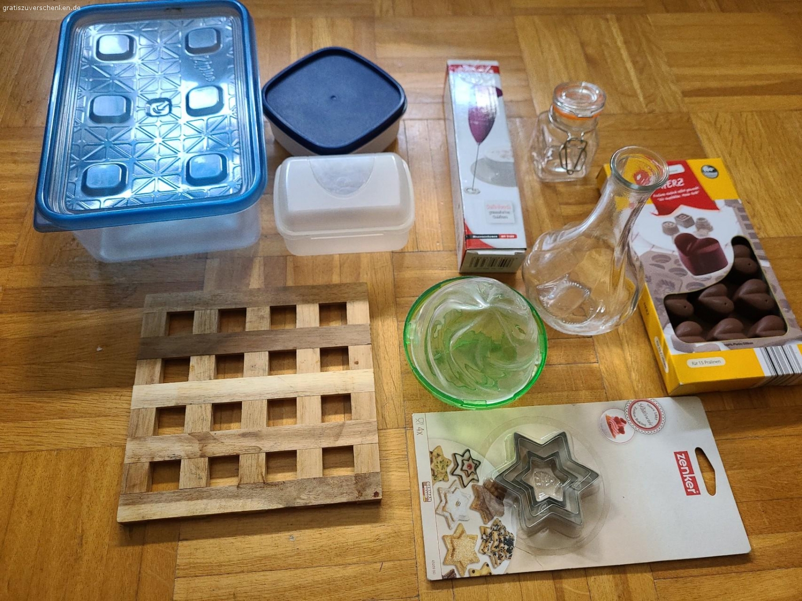 Diverse Haushaltsgegenstände. Eine Dose für einen Cupcake, Silikon Pralinenform, kleine Vasen, Nudelholz, Creme Brulée Brenner, Topfuntersetzer, Plastikdosen, kleine Einmachgläser, Set zum Sushimachen, Milchaufschäumer, Plätzchenausstecher in Sternform (unbenutzt).