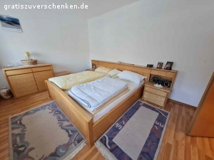 Doppelbett massiv gut erhalten. Gut erhaltenes Doppelbett massiv mit neuwertigen Matrazen und integrierten Nachttischen zu verschenken gegen Selbstabholung in 83471 Berchtesgaden