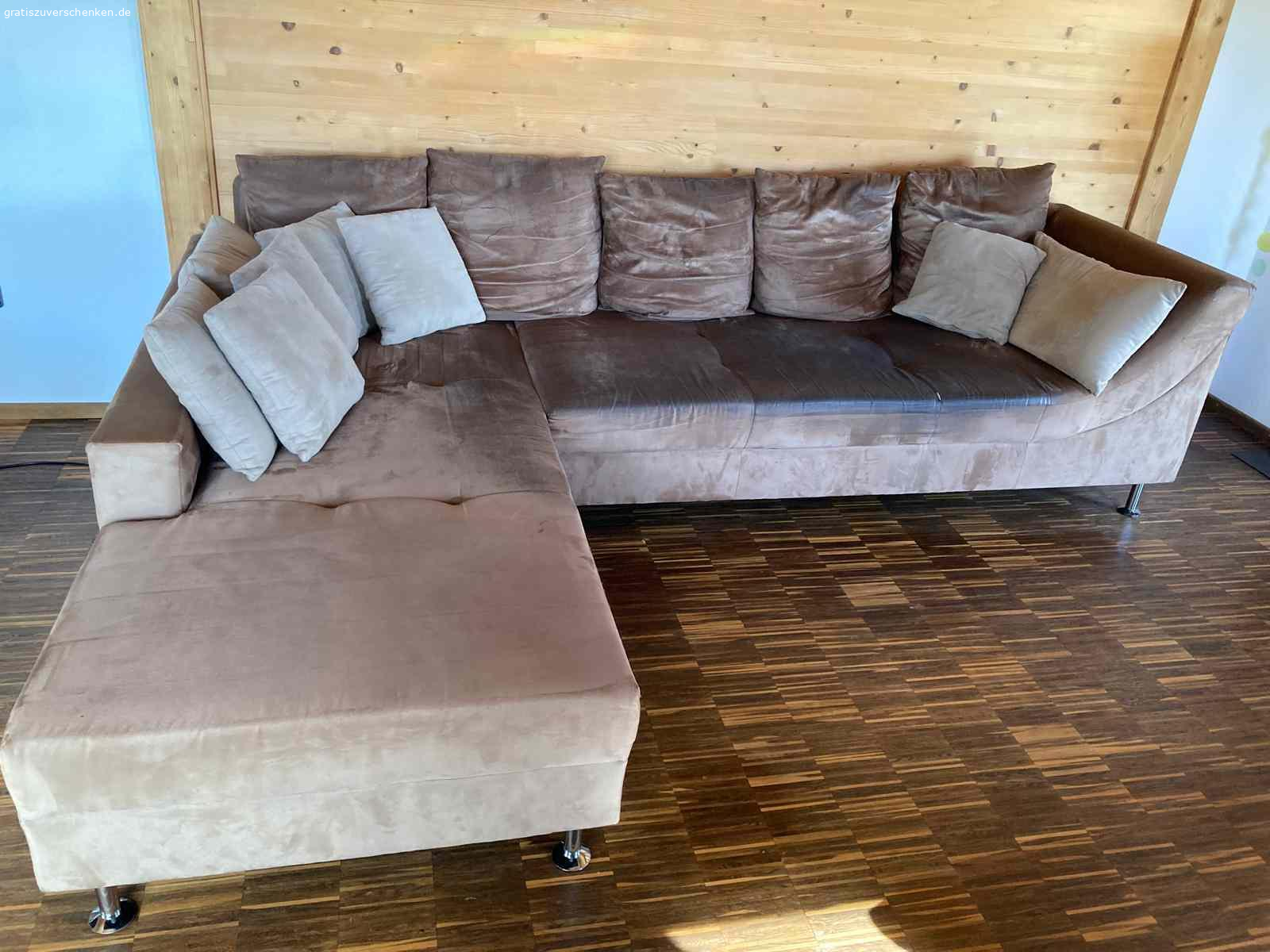 Eckcouch zu verschenken. Eckcouch inkl. Kissen:
2,95 m Länge, 0,70 m Sitztiefe,
2,05 m Schenkellänge, 1,10 m breit