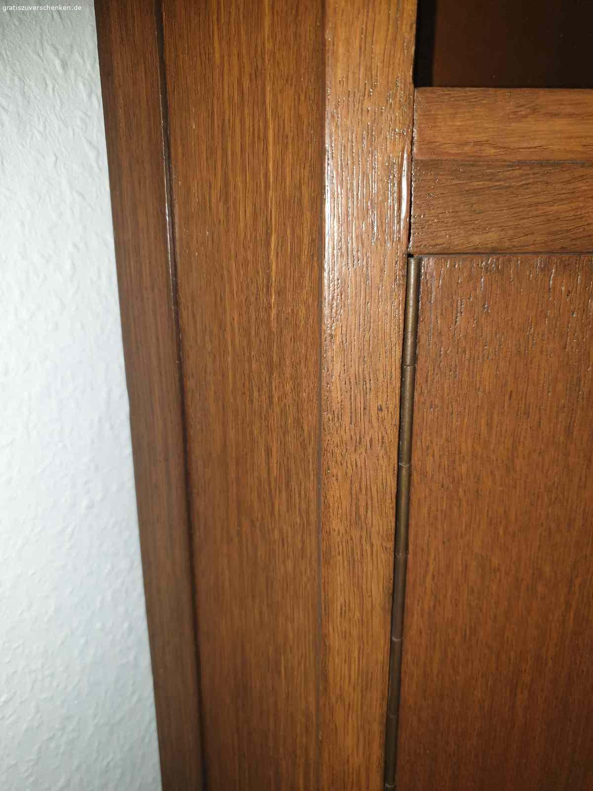 Eckschrank. Älteres Stück, alles in Ordnung.