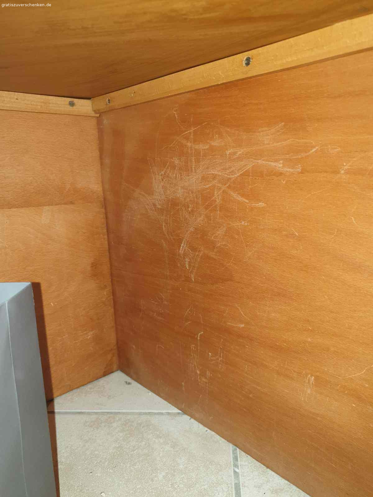 Eckschrank. Älteres Stück, alles in Ordnung.