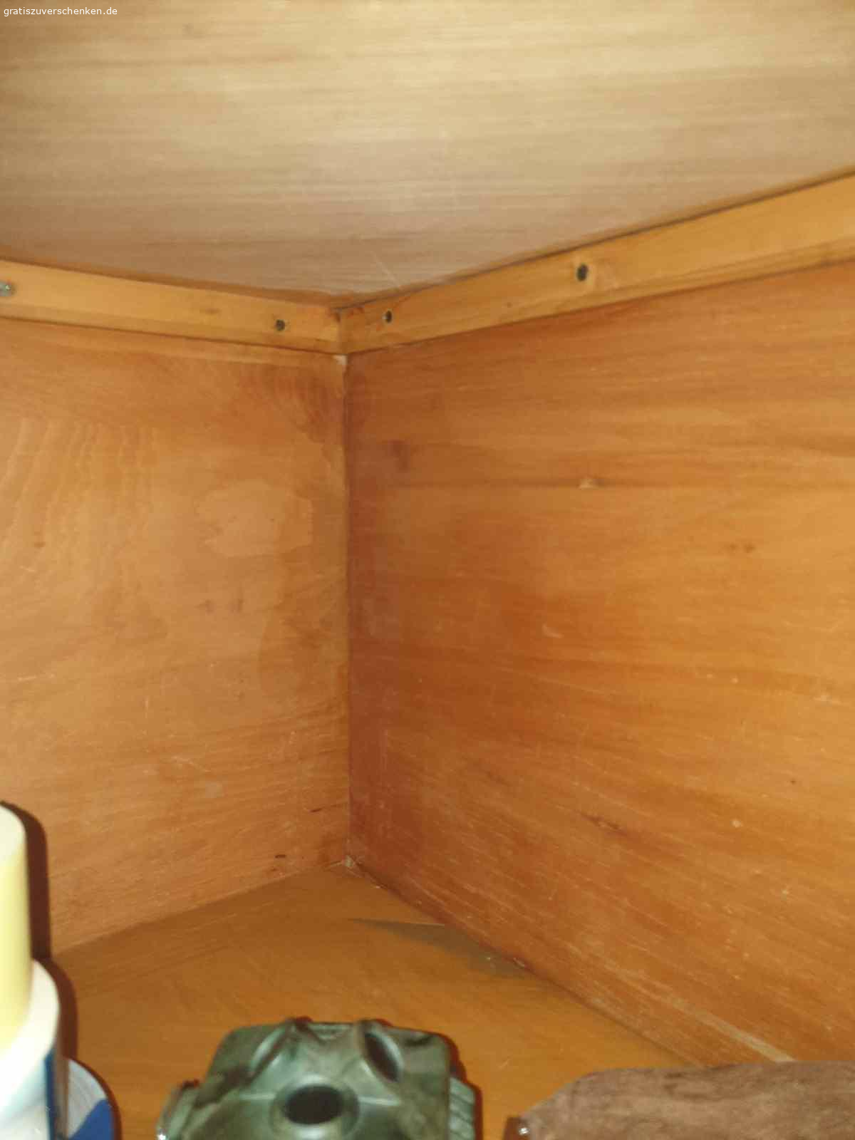 Eckschrank. Älteres Stück, alles in Ordnung.