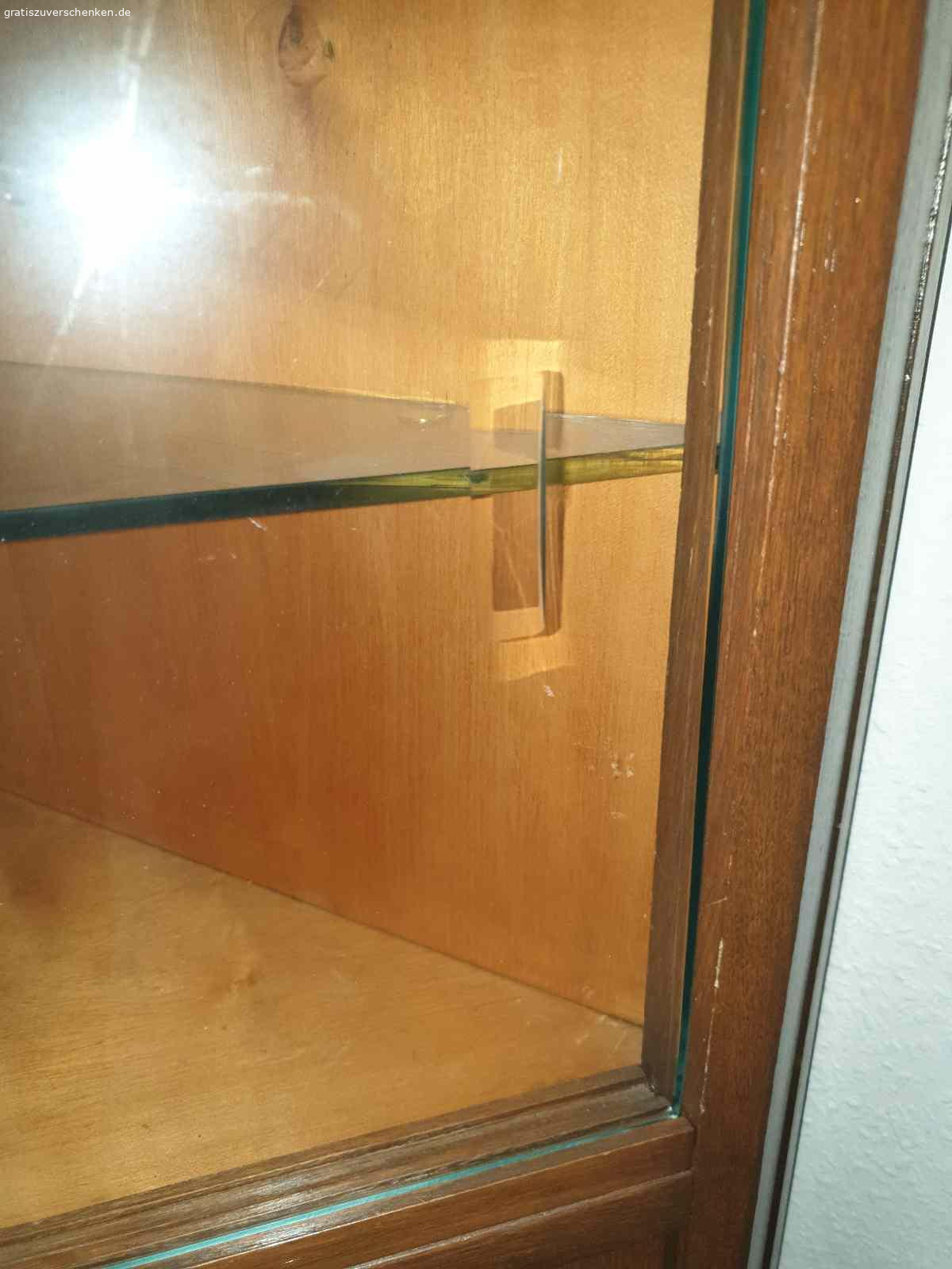 Eckschrank. Älteres Stück, alles in Ordnung.