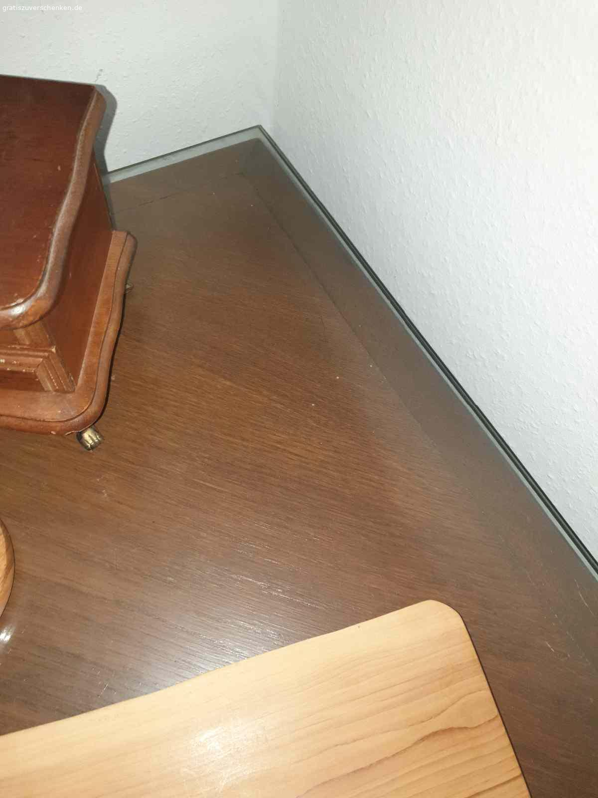 Eckschrank. Älteres Stück, alles in Ordnung.