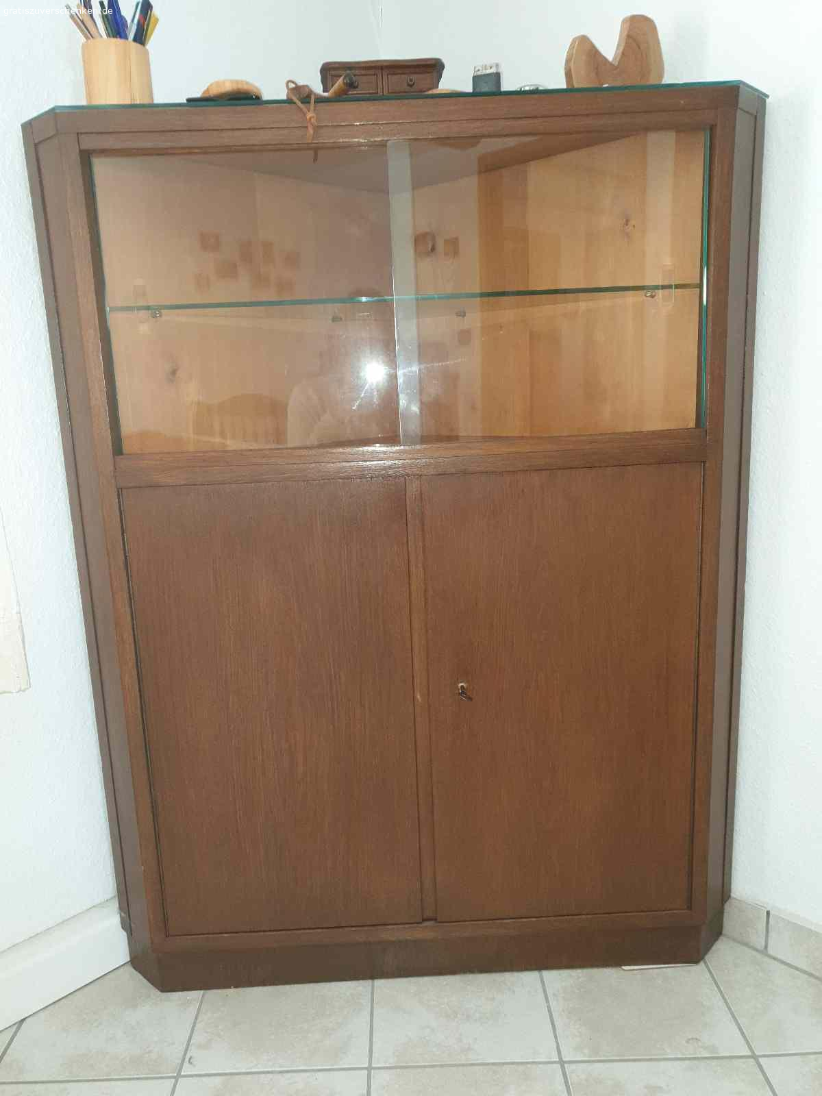 Eckschrank. Älteres Stück, alles in Ordnung.