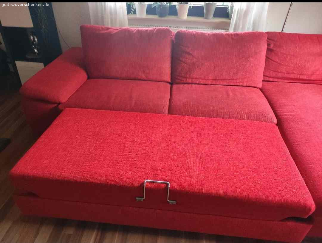 Ein Ecksofa in Lara Rot. das Sofa ist 316 x184
Metallfüße 
Und es hat eine Schlaffunktion 
Die Sitzfläche ist Kaltschaum