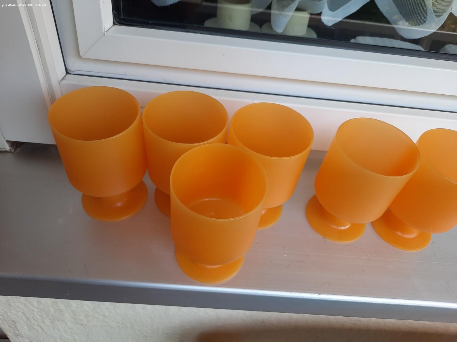 Eisbecher, Butter dose, usw. Eisbecher,  zitrone Presse,  Butter dose,  Tee Set,  Obst und Gemüse Schale eben zusammen 

gerne zur verschenken

Kein Versand möglich