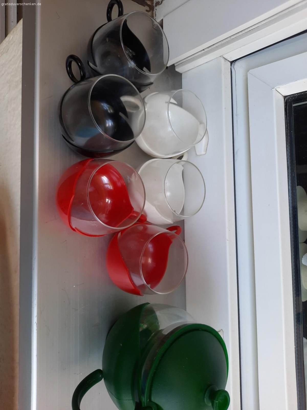 Eisbecher, Butter dose, usw. Eisbecher,  zitrone Presse,  Butter dose,  Tee Set,  Obst und Gemüse Schale eben zusammen 

gerne zur verschenken

Kein Versand möglich