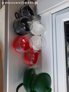 Eisbecher, Butter dose, usw. Eisbecher,  zitrone Presse,  Butter dose,  Tee Set,  Obst und Gemüse Schale eben zusammen 

gerne zur verschenken

Kein Versand möglich