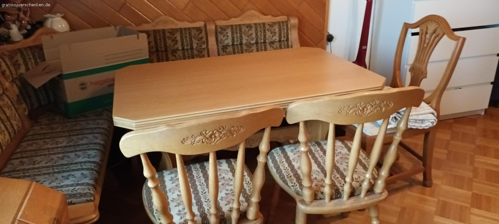 Essecke aus Eiche. Eine Eckbank und 3 Stühle sehr gut erhalten