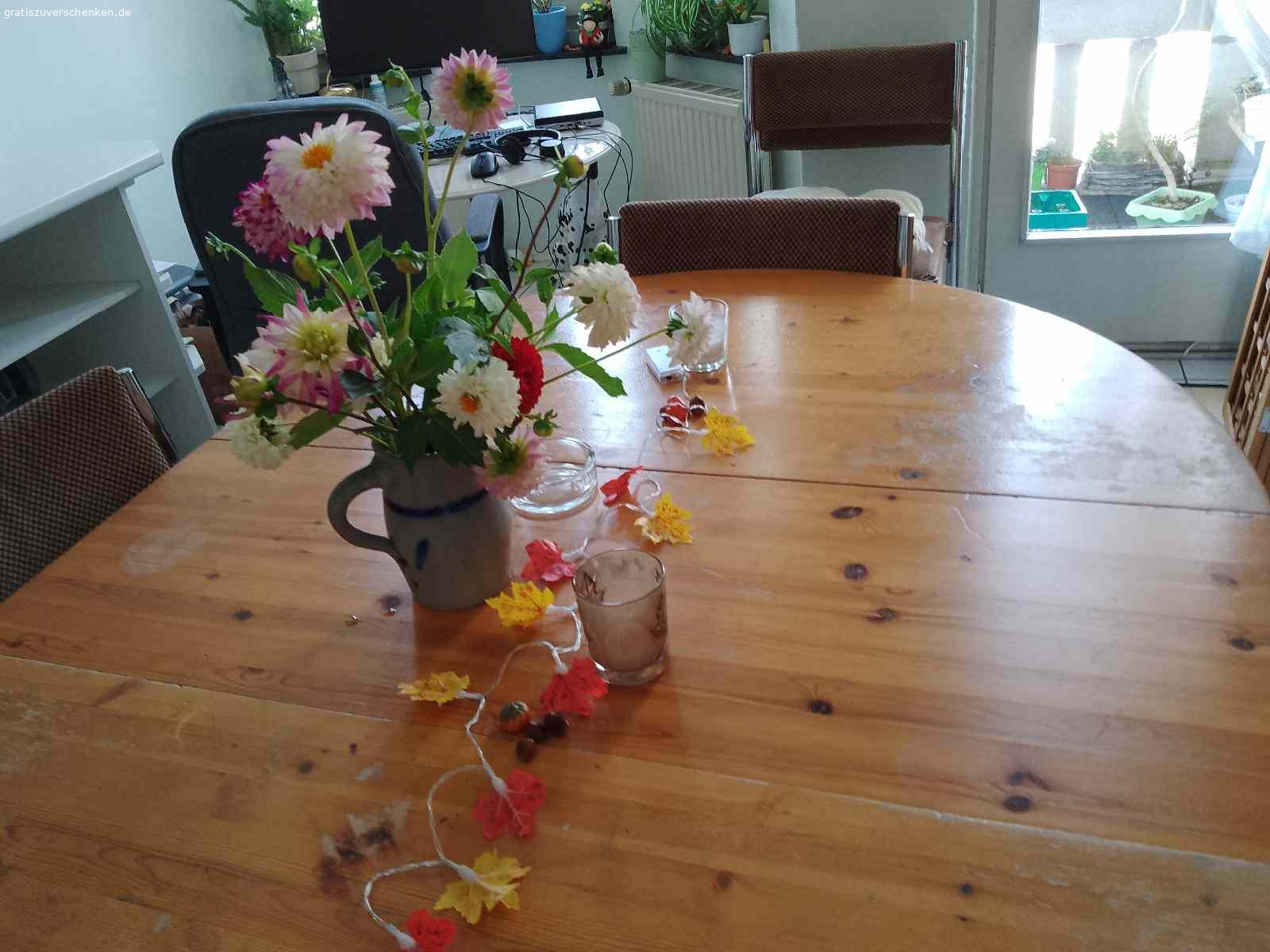 Esstisch ausziehbar. Ausziehbarer Esstisch, Kiefer massiv, 120  cm Durchmesser, m. Einlegeplatte 160cm zu verschenken
(ein Bein leicht defekt)