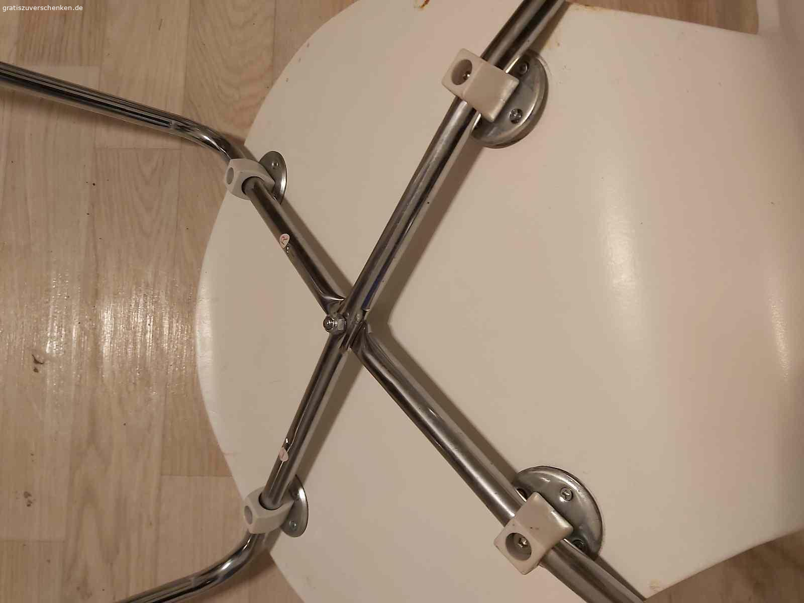 Esszimmertisch  mit Stühle. Verschenke  mein Tisch mit Stühle nur leoder sind drai Stuhle voll verbogen vielleicht bekommt das ja noch einer hin  die wie Beine wiefer gerade zu machen von den Stühlen