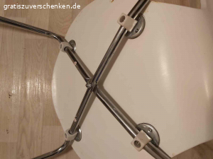 Esszimmertisch  mit Stühle. Verschenke  mein Tisch mit Stühle nur leoder sind drai Stuhle voll verbogen vielleicht bekommt das ja noch einer hin  die wie Beine wiefer gerade zu machen von den Stühlen