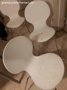 Esszimmertisch  mit Stühle. Verschenke  mein Tisch mit Stühle nur leoder sind drai Stuhle voll verbogen vielleicht bekommt das ja noch einer hin  die wie Beine wiefer gerade zu machen von den Stühlen